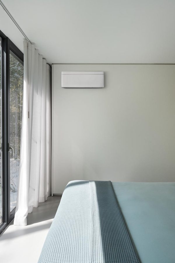 FTXTA-BW_Installation picture_004.tif-cq5dam.web.1280.1280 Klimatska naprava DAIKIN Stylish BW Nordic FTXTA33 (FTXTA30BW+RXTA30B)