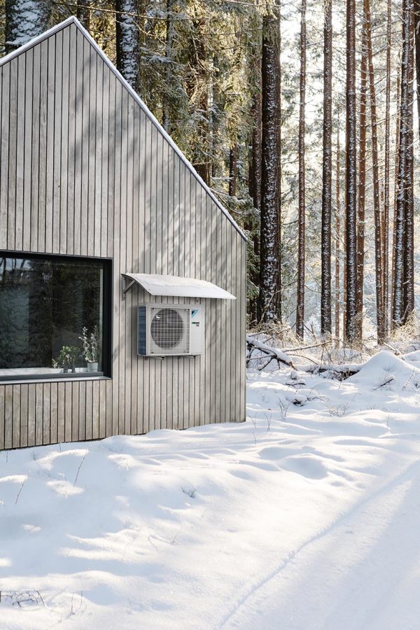 RXTA-B_Installation picture_002.tif-cq5dam.web.1280.1280 Klimatska naprava DAIKIN Stylish BW Nordic FTXTA33 (FTXTA30BW+RXTA30B)