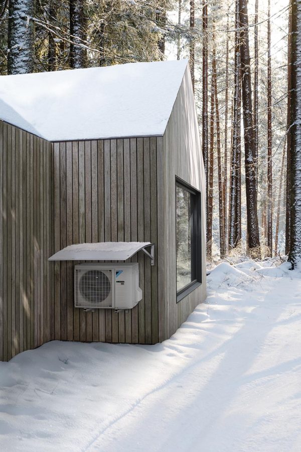 RXTA-B_Installation picture_004.tif-cq5dam.web.1280.1280 Klimatska naprava DAIKIN Stylish BW Nordic FTXTA33 (FTXTA30BW+RXTA30B)