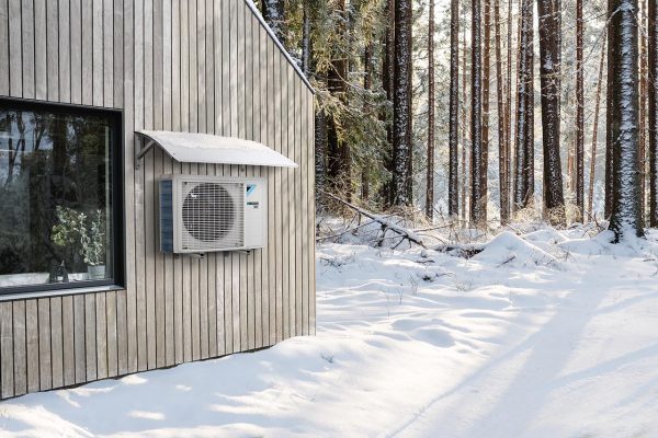 RXTA-B_Installation picture_006.tif-cq5dam.web.1280.1280 Klimatska naprava DAIKIN Stylish BW Nordic FTXTA33 (FTXTA30BW+RXTA30B)